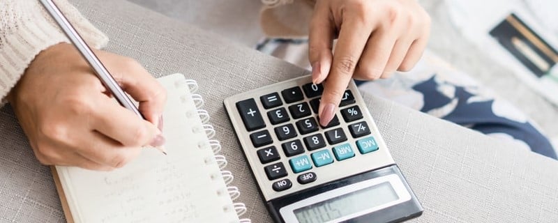 femme calculant son rachat de crédit