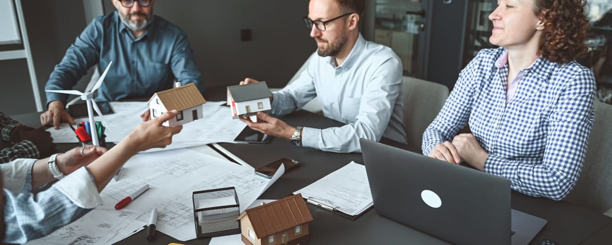 Une équipe de professionnels discute de la construction de logements 