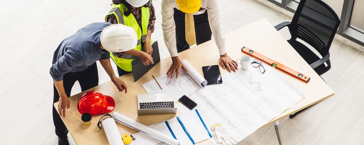 Architectes regardant des plans