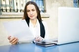 Jeune femme en train d'étudier une offre d'assurance 