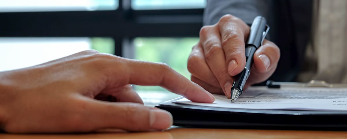 Rachat de crédits de 45 000 euros : mensualité, frais et conditions en 2026