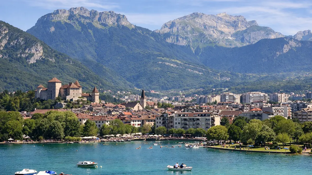 Vue d’Annecy et de ses quartiers résidentiels