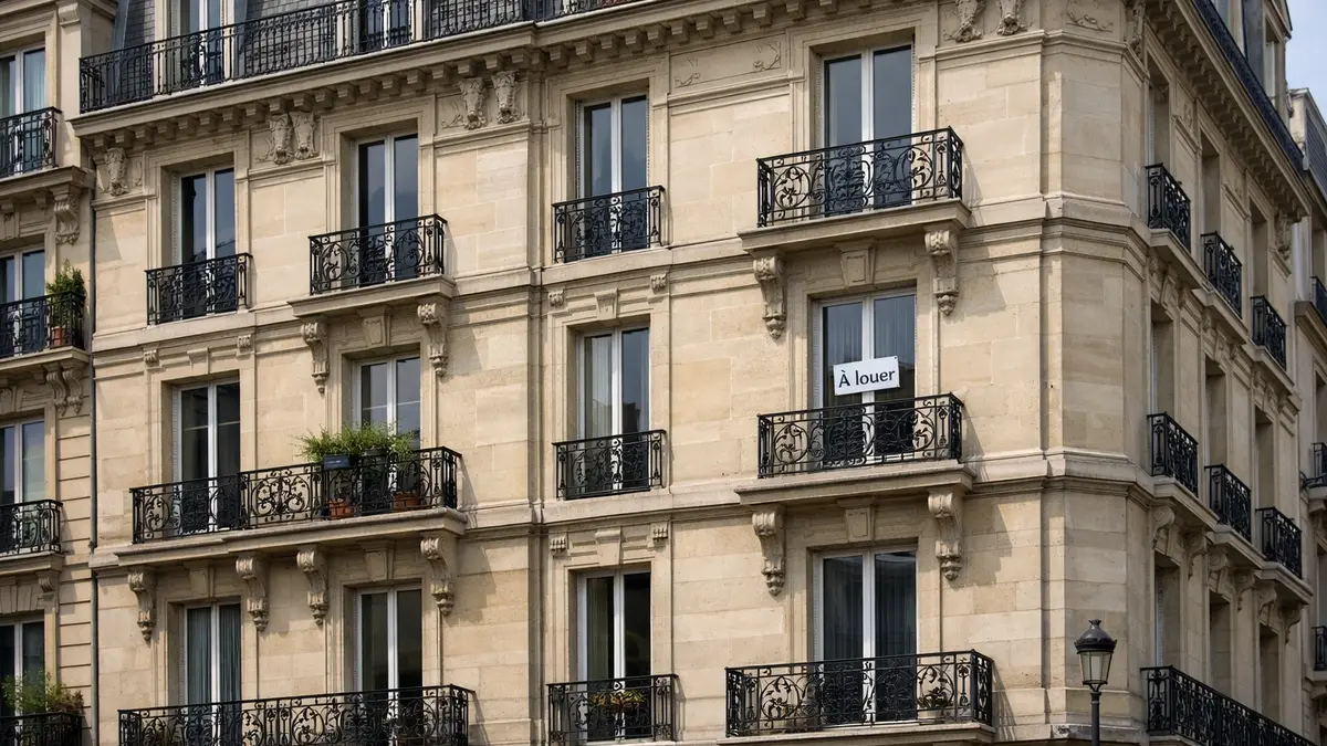 Façade d’immeuble en ville avec un panneau « À louer »